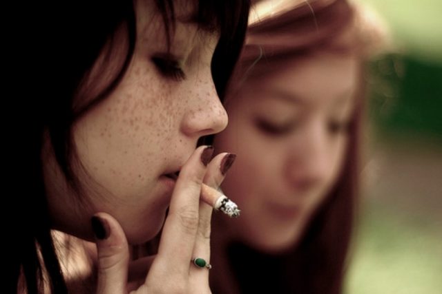 devojčice puše cigarete