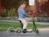 dečak-vozi-tricikl
