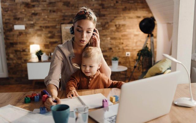 majka-dete-posao-laptop-poziv