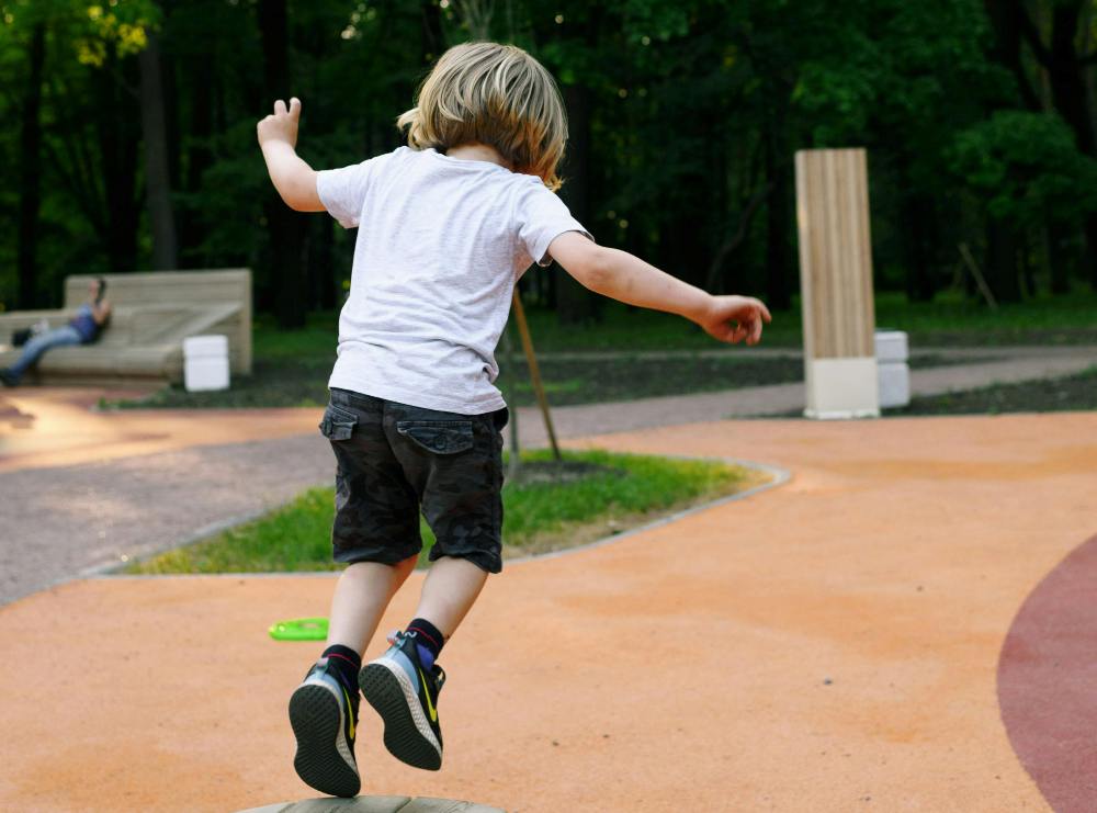 dečak-igralište-boravak-na-otvorenom