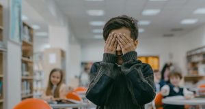 dete-ruke-preko-lica-skola-ucionica