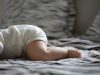 Kako očistiti dom za bebe i malu decu: skrivena žarišta prljavštine u nameštaju i kako ih bezbedno ukloniti beba-posteljina-krevet