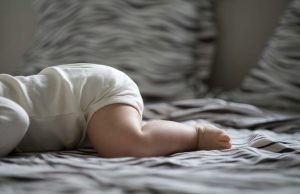 Kako očistiti dom za bebe i malu decu: skrivena žarišta prljavštine u nameštaju i kako ih bezbedno ukloniti beba-posteljina-krevet