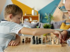 Koji su to pokloni koji uče decu pravim vrednostima? decak-sahovska-tabla