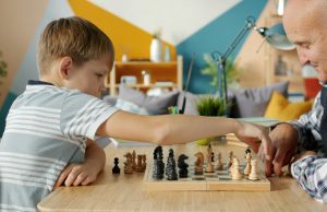 Koji su to pokloni koji uče decu pravim vrednostima? decak-sahovska-tabla