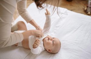 Kako se spremiti za detetove prve zimske praznike? majka-jakna-beba