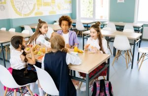 Uticaj slatkiša na koncentraciju i energiju kod dece skolska-uzina-deca-sto