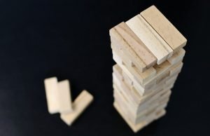 Kako igračke mogu pomoći u razvoju koncentracije kod dece? visoka-kula-drveni-blokovi