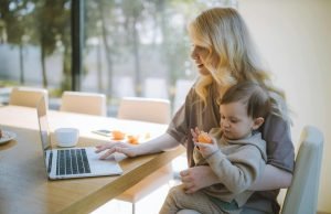 Roditelji preduzetnici: kako balansirati porodicu i vođenje firme? zena-beba-laptop-mandarina