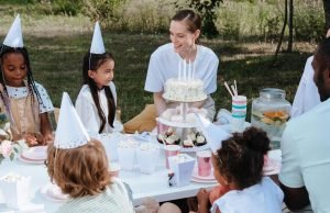 Zatvoreni ili otvoreni prostor za dečije igre – šta je bolji izbor za proslavu? zena-torta-deca-piknik